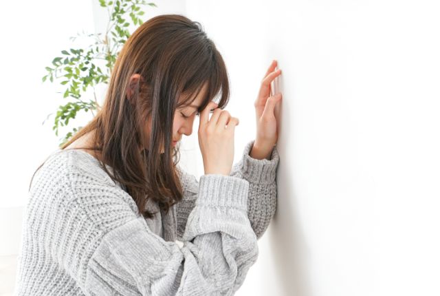 めまいの症状が出ている女性