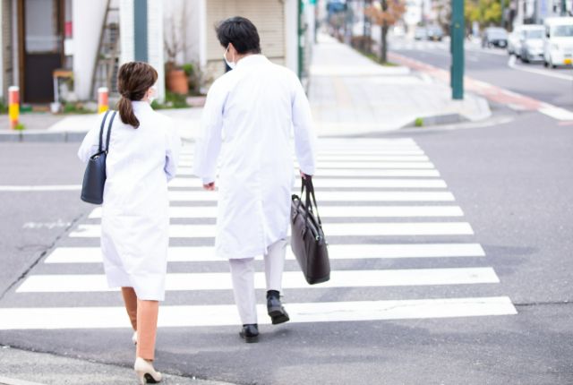 横断歩道を渡る医師と看護師