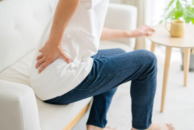 腰に痛みを感じている男性