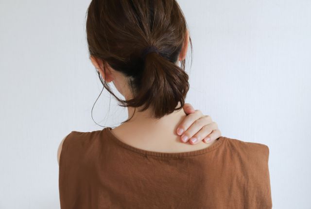 肩に痛みを感じている女性