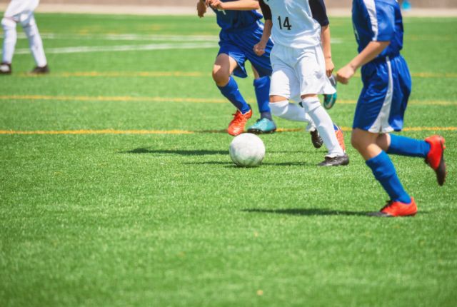 サッカーをしている男の子